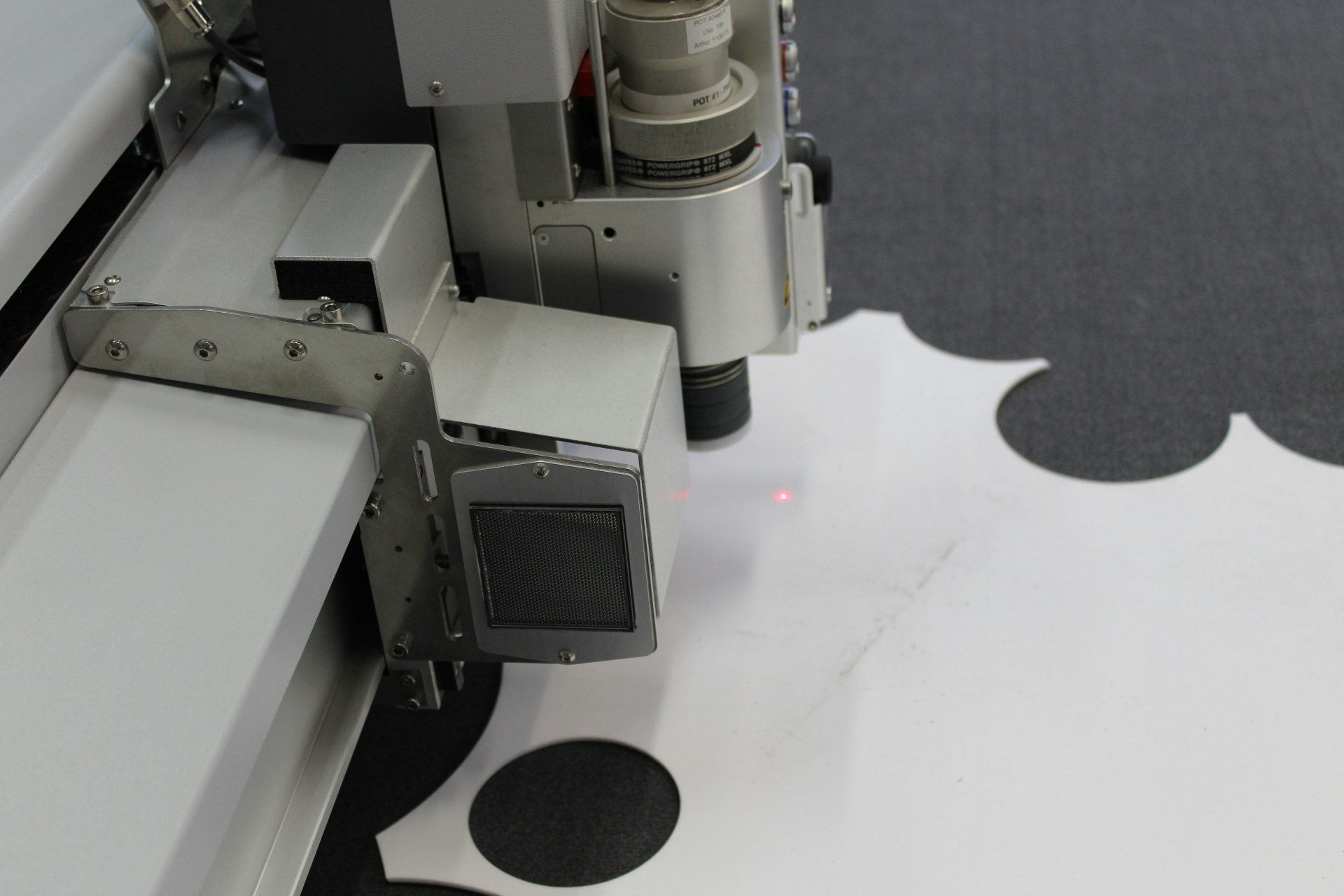 eine Nahaufnahme einer Maschine mit einer Kamera darauf